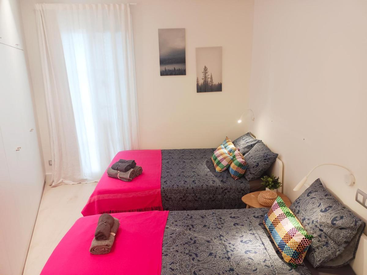 ברצלונה By Plaza Universidad Rooms מראה חיצוני תמונה